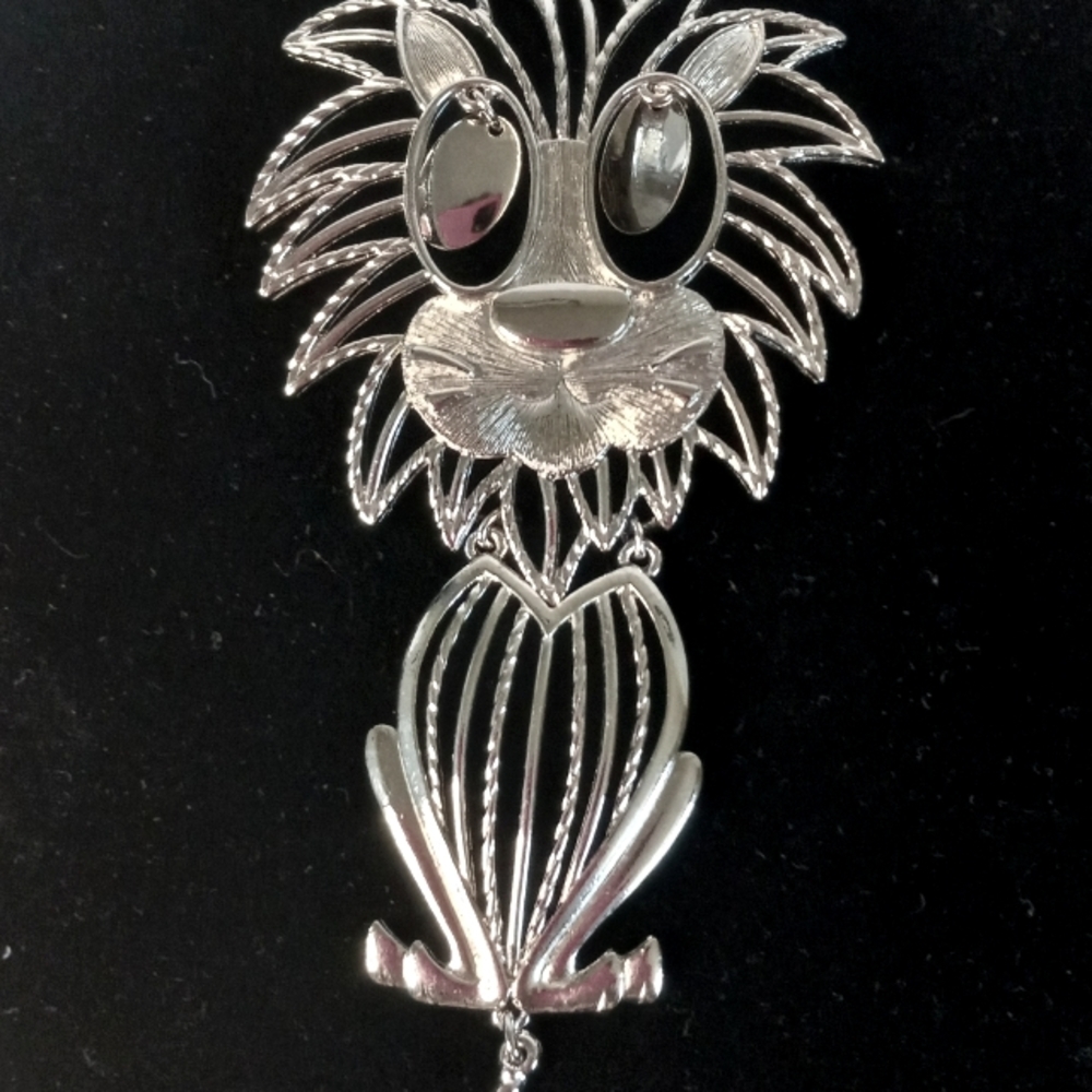 Alan finely detailed and handcrafted Silverstone Lion Necklace Pendant